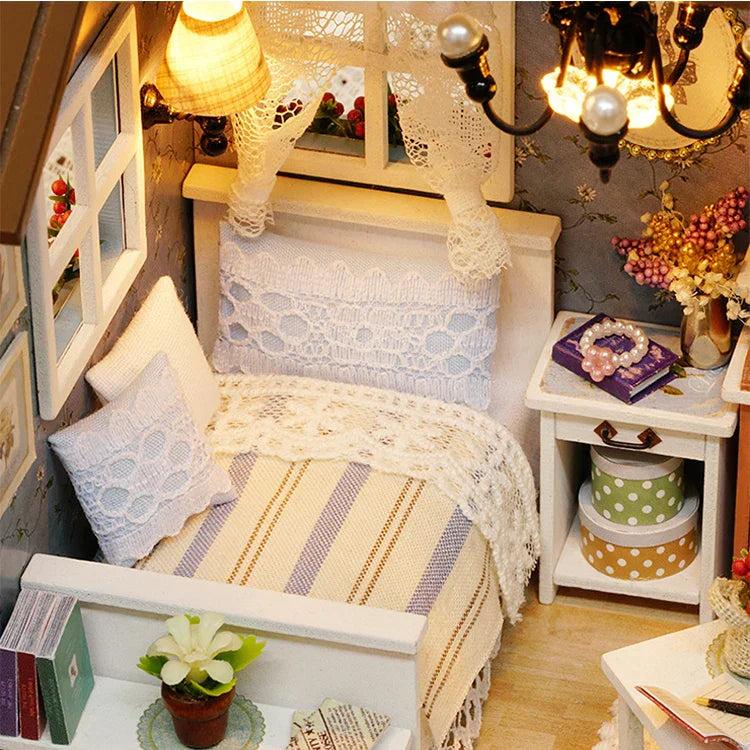 Mini domek dla kotka z meblami na prezent